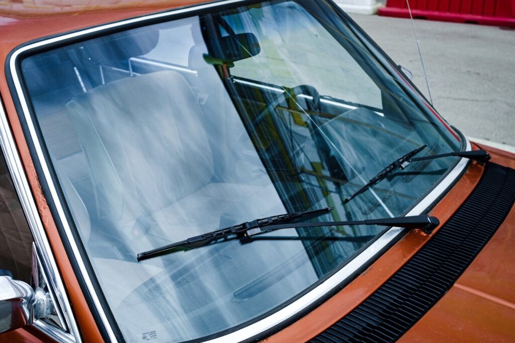 5 Reasons to Hire Professionals to Replace Your Windshield